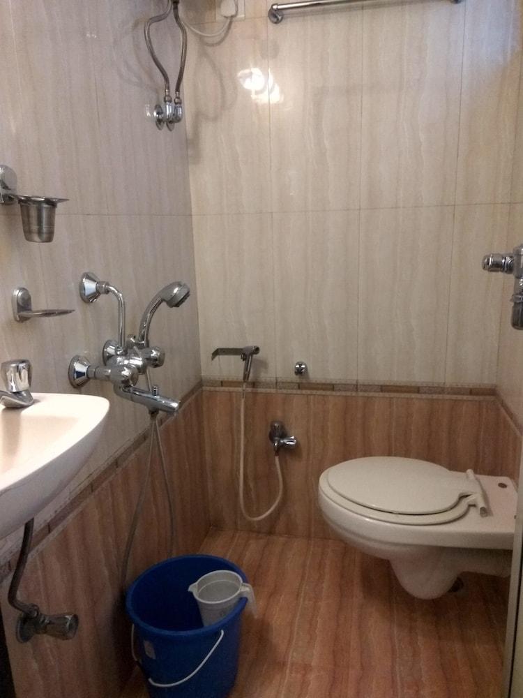 Hotel Broadway Colaba Mumbai  Buitenkant foto