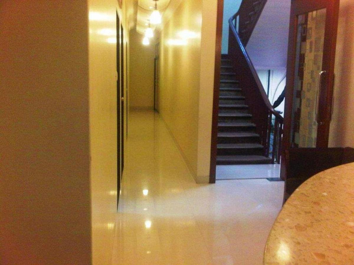 Hotel Broadway Colaba Mumbai  Buitenkant foto