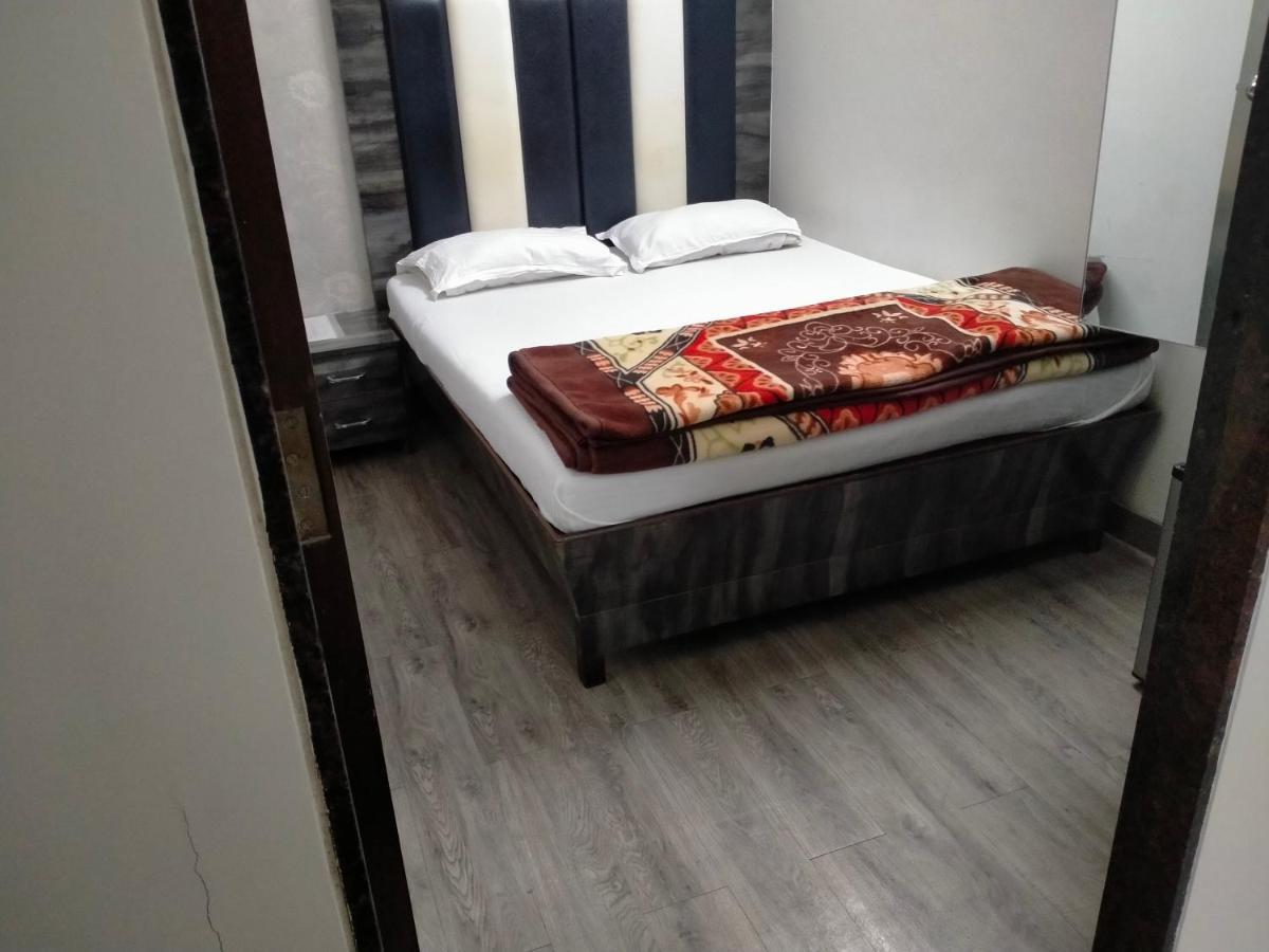 Hotel Broadway Colaba Mumbai  Buitenkant foto