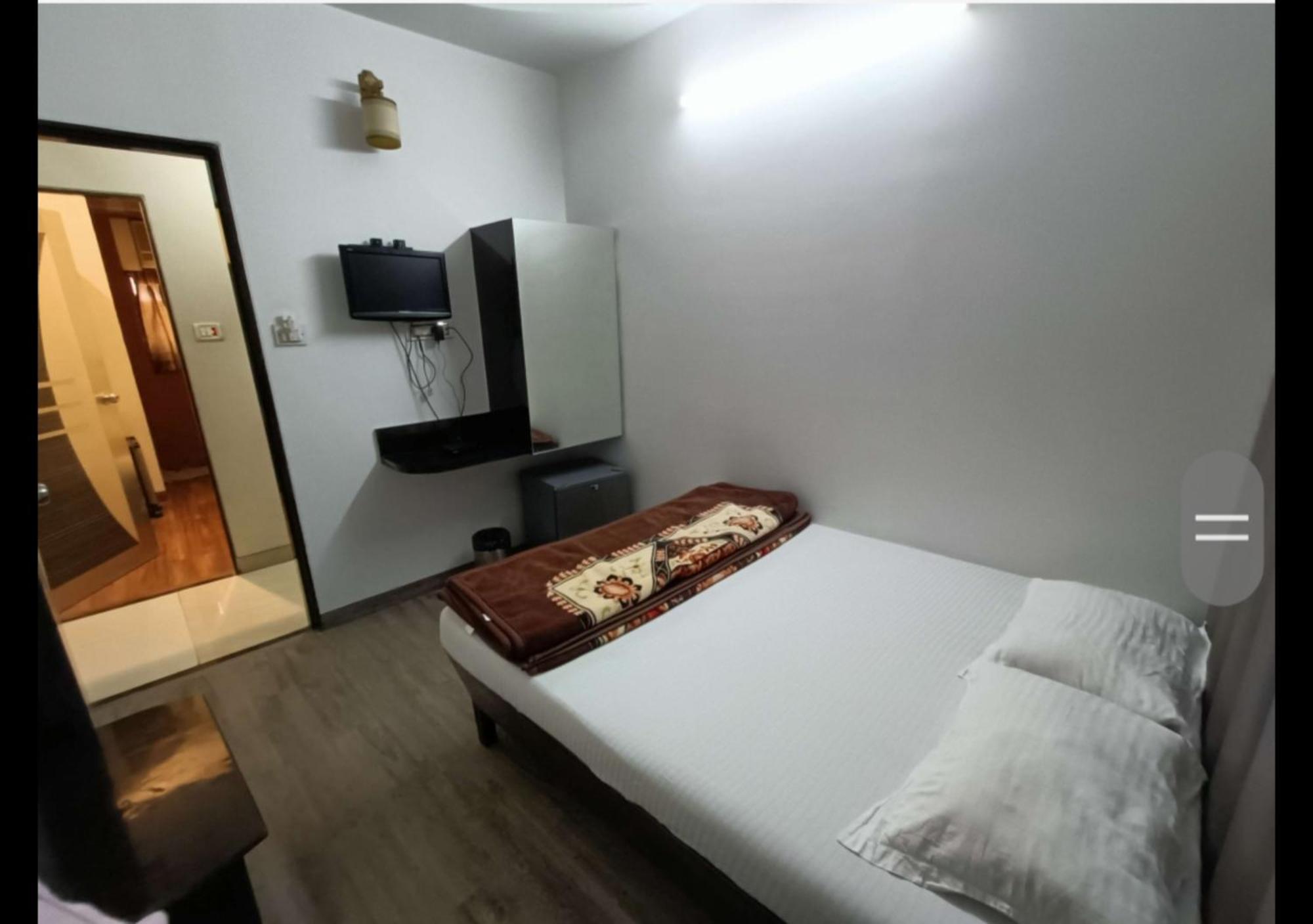 Hotel Broadway Colaba Mumbai  Buitenkant foto