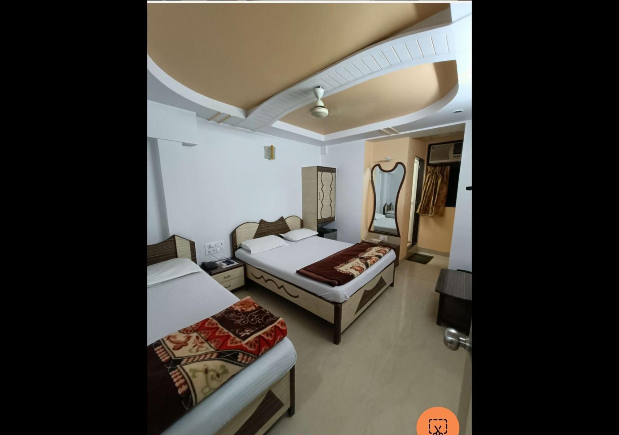 Hotel Broadway Colaba Mumbai  Buitenkant foto