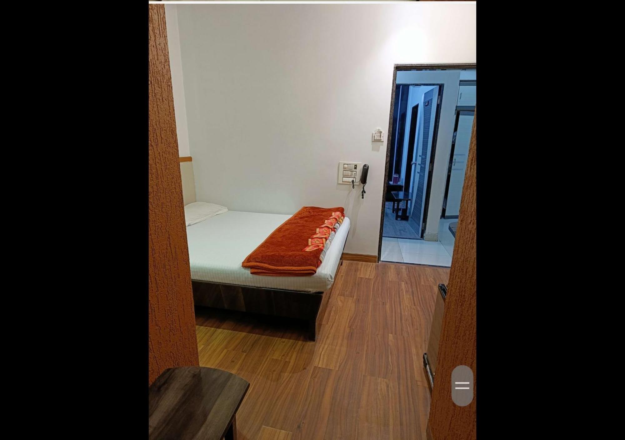 Hotel Broadway Colaba Mumbai  Buitenkant foto