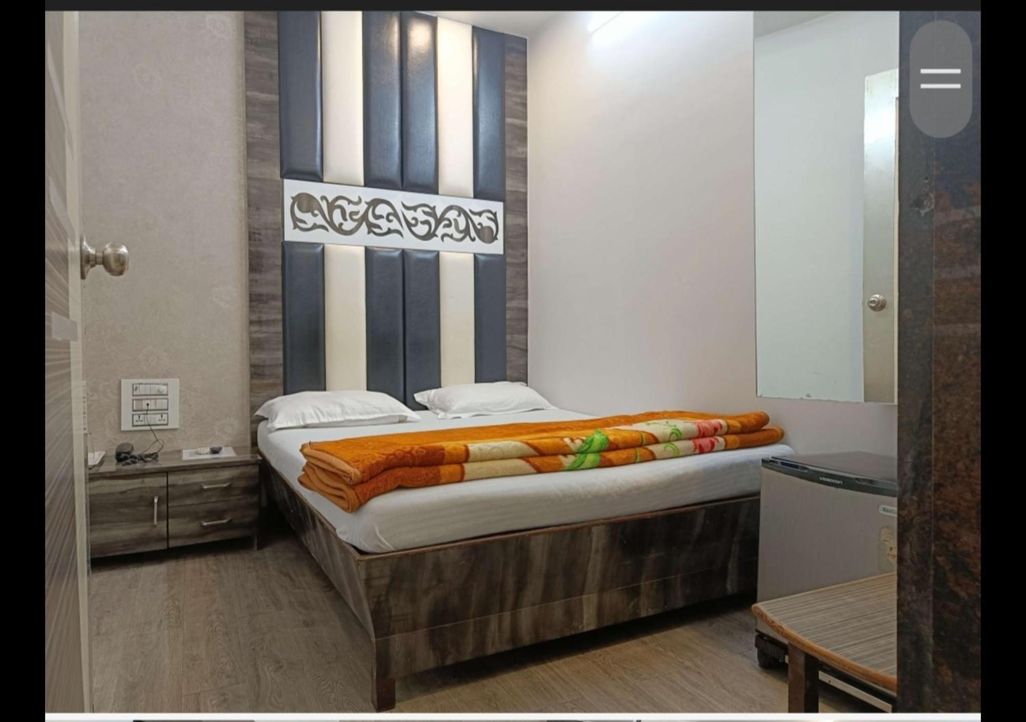 Hotel Broadway Colaba Mumbai  Buitenkant foto