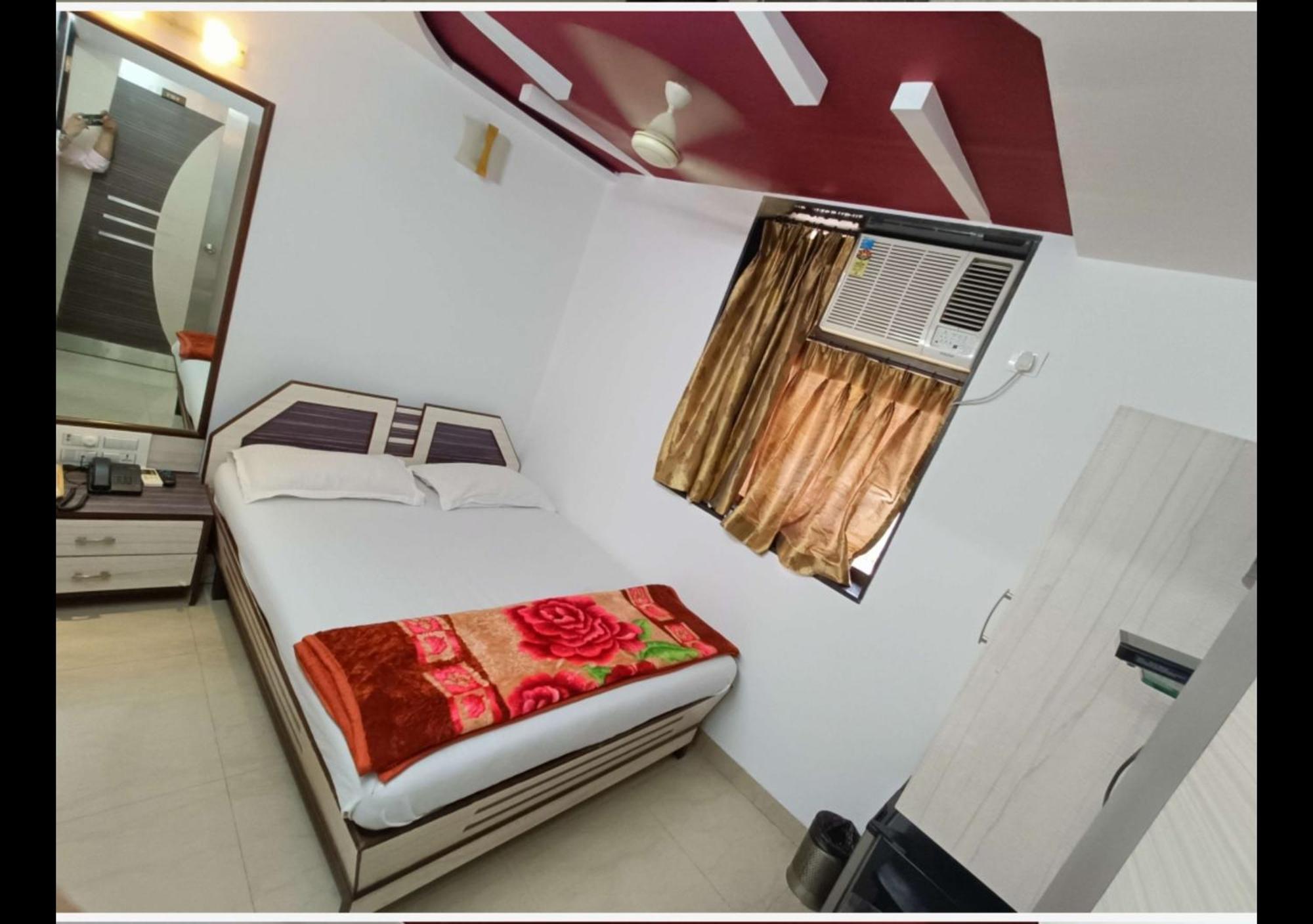 Hotel Broadway Colaba Mumbai  Buitenkant foto