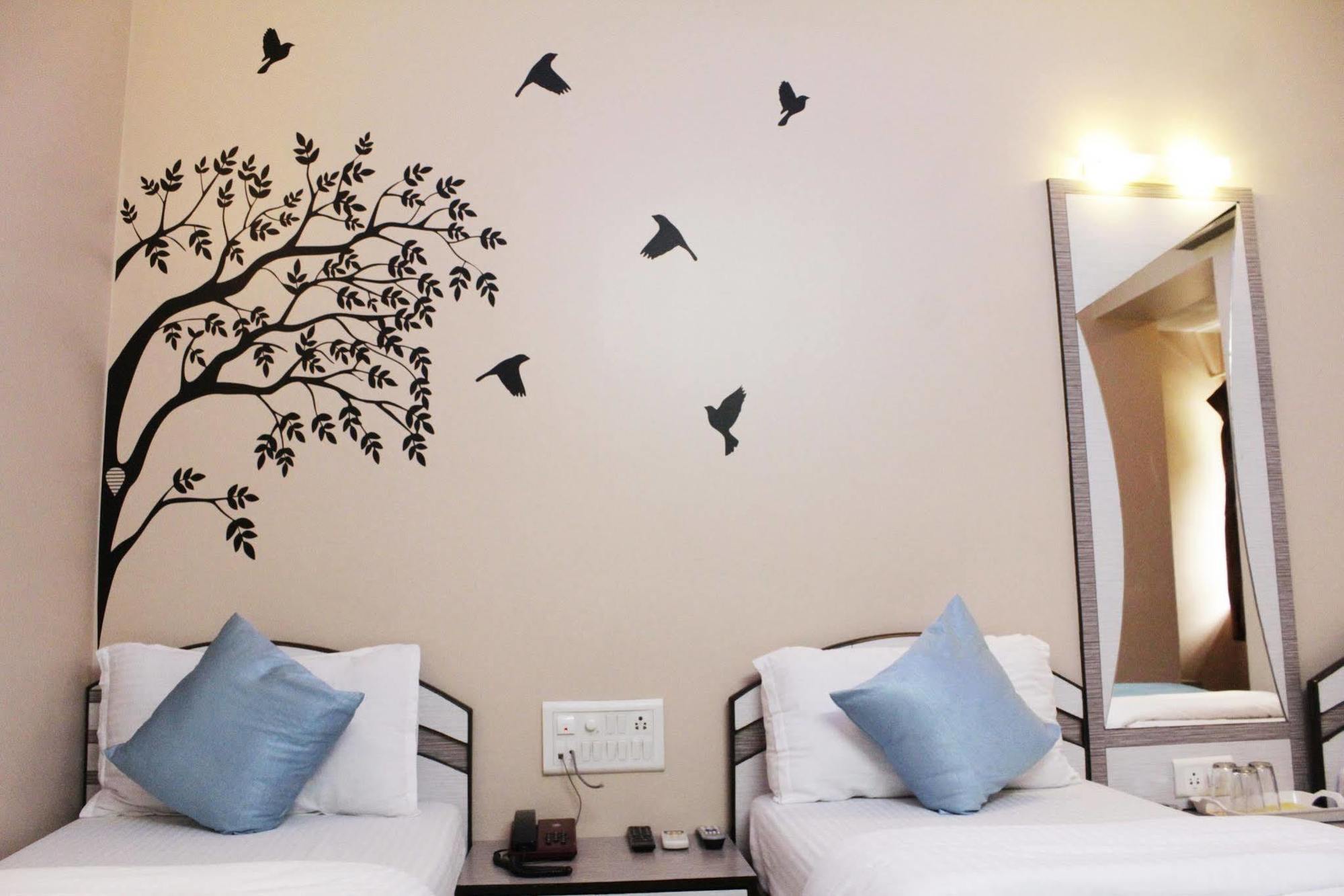 Hotel Broadway Colaba Mumbai  Buitenkant foto