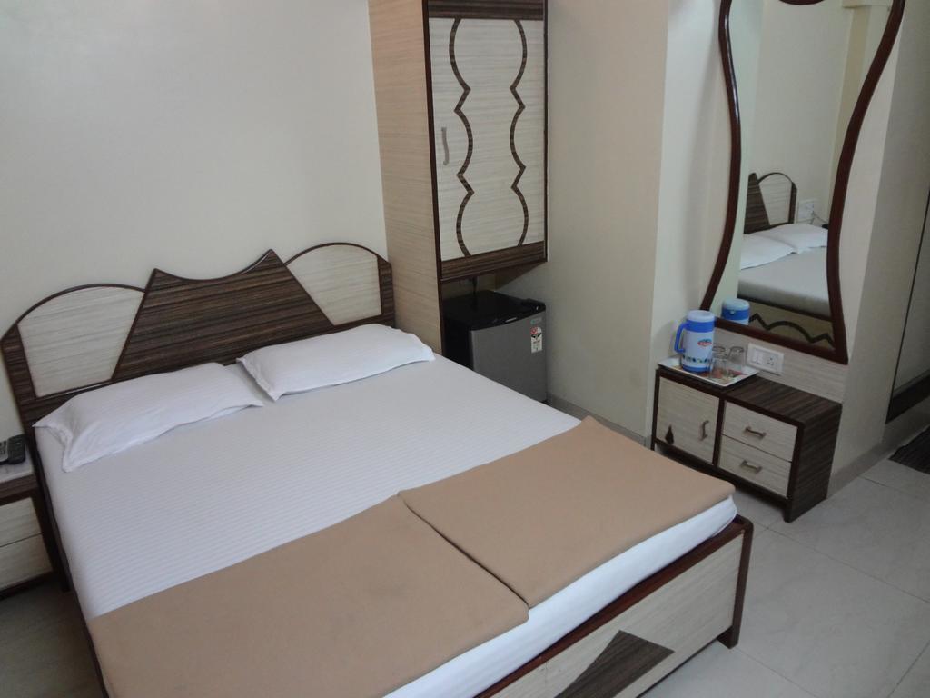 Hotel Broadway Colaba Mumbai  Buitenkant foto