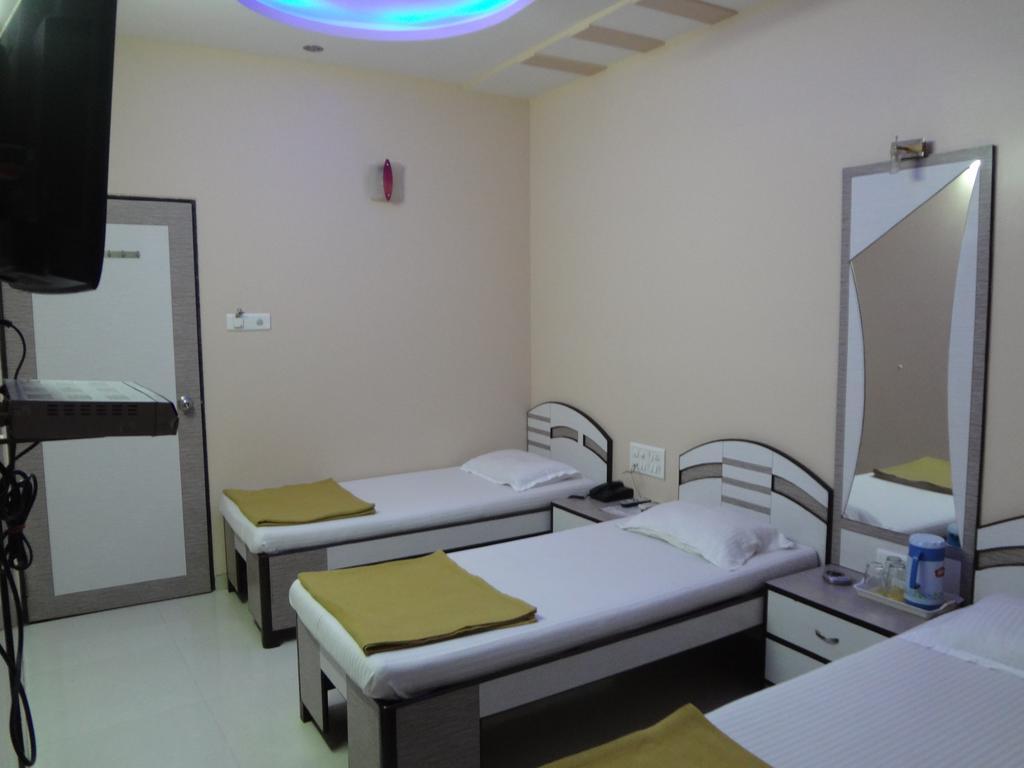 Hotel Broadway Colaba Mumbai  Buitenkant foto
